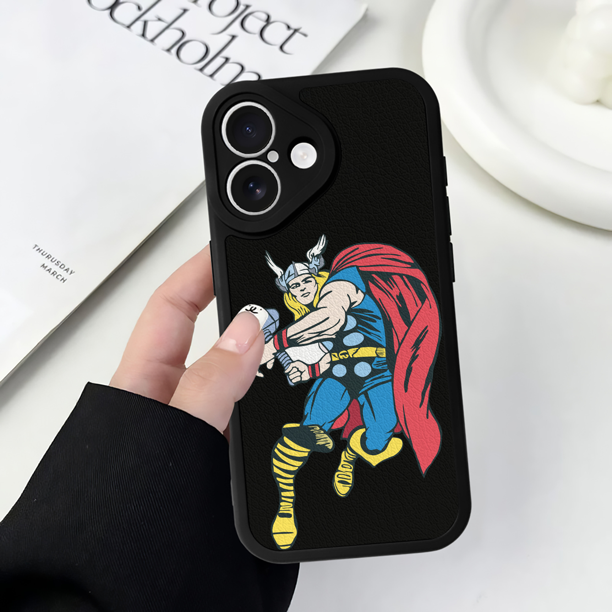 （画像用） アベンジャーズ The Avengers 【iPhone 16シリーズ対応】シリコンスマホケース（レザー調） 材質：シリコン